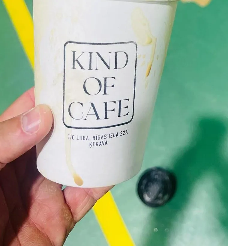 Kind of Cafe papīra krūzīte ar logo un adresi „T/C Liiba, Rīgas iela 22a, Ķekava”