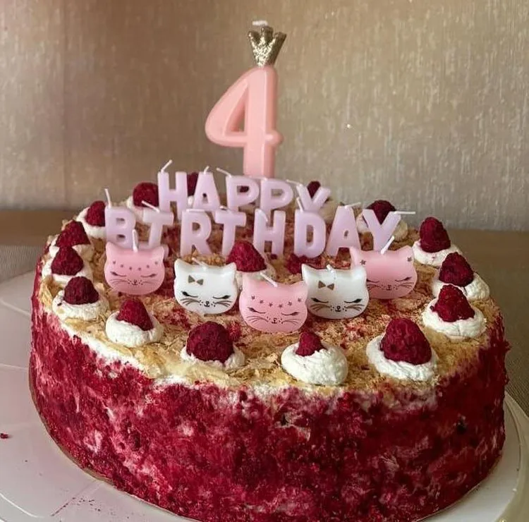 Napoleona torte ar avenēm, krēma rozetēm un dzimšanas dienas svecēm